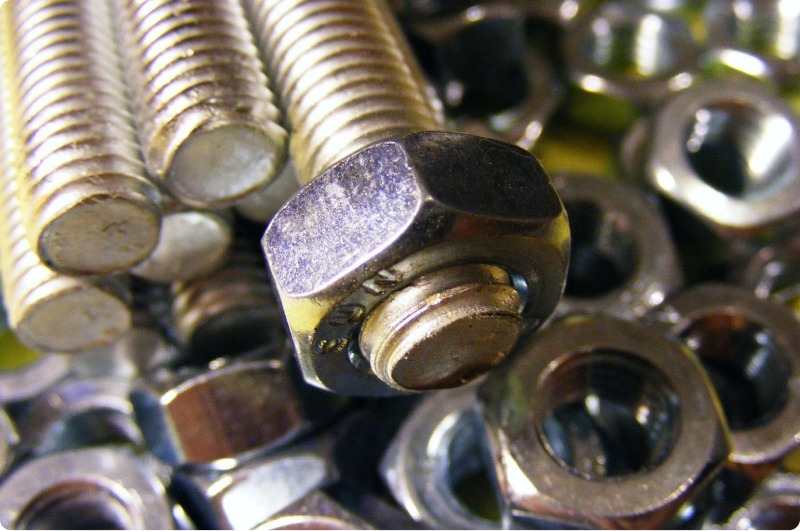 جنس‌ها و پوشش‌های رایج پیچ و مهره